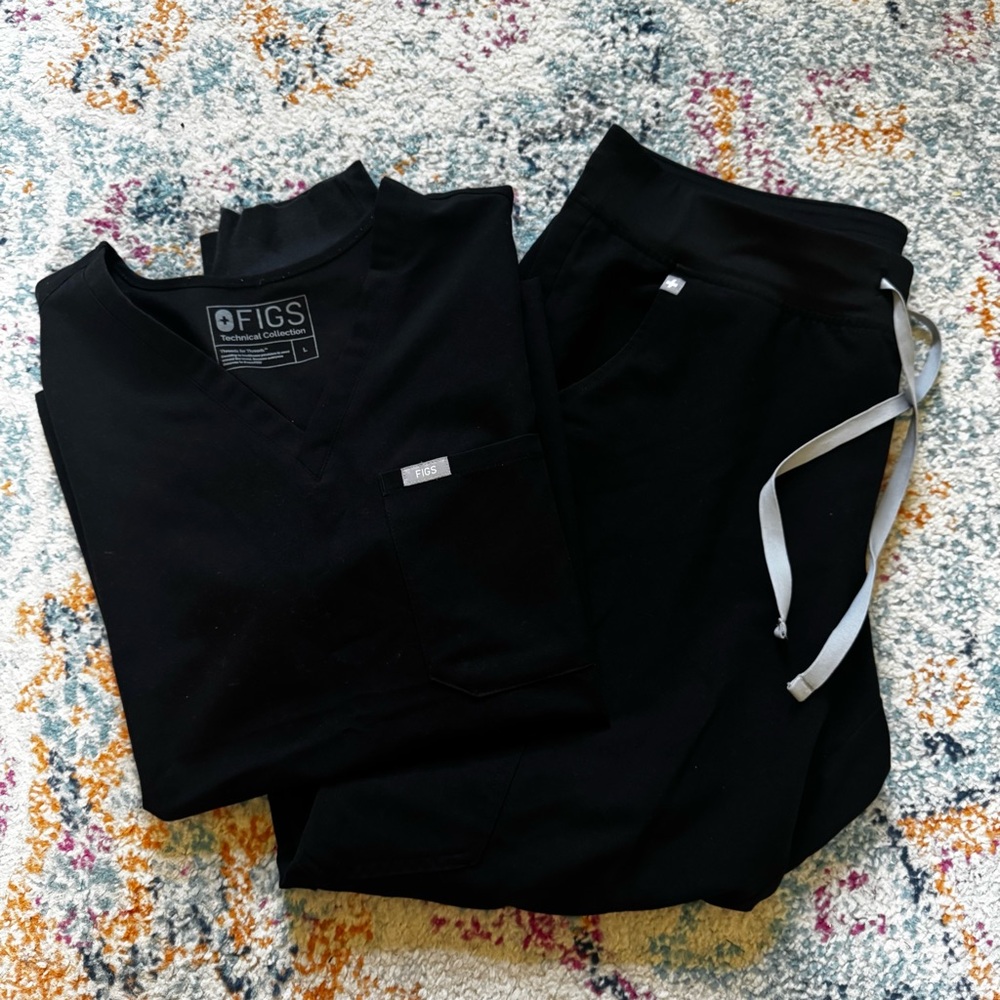 FIGS Black Scrub Set (L)